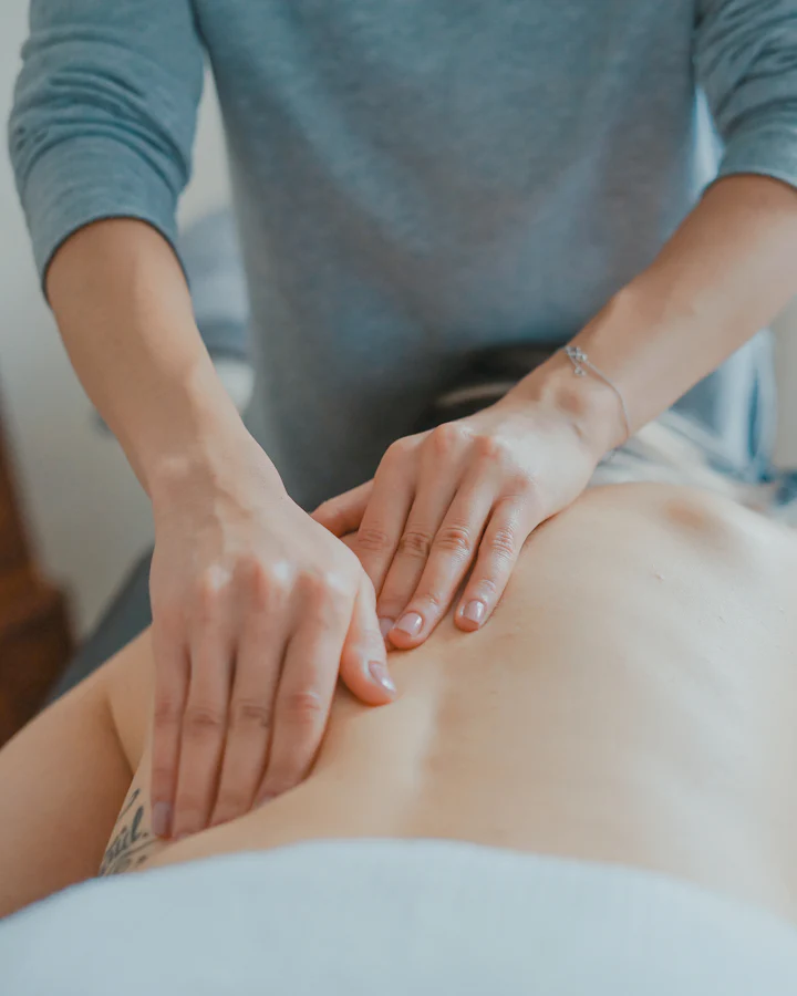 Sessão de massagem no estúdio da Andreia Reis